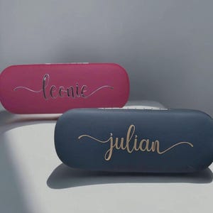 Brillenetui mit Namen personalisiert in verschiedenen Farben.