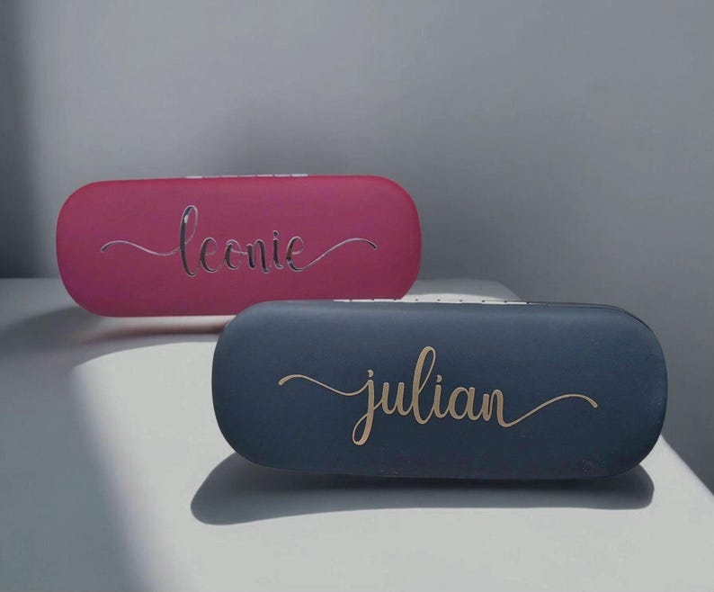 Brillenetui mit Namen personalisiert in verschiedenen Farben.