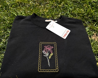 Camiseta unisex de algodón negra con flores bordadas