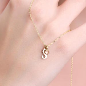Dije de letra personalizado con detalle de piedra de nacimiento: pequeño colgante de joya de nacimiento para mujer, elegante joya de recuerdo, regalo minimalista con capas de oro.