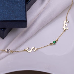 Collar con piedra de nacimiento inicial, collar con letra horizontal, joyería personalizada única, regalo delicado para cumpleaños, joyería con piedras preciosas personalizada