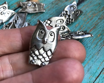 Silver Owl Buttons, Four or More 15 x 25mm Buttons in Your choice of Quantity, Buttons for Knitting, Buttons for Sewing, Jewelry Closure