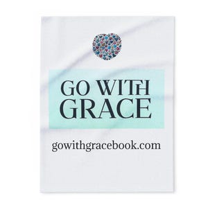 以下が含まれることがあります： 白地の長方形のカード。黒い文字で「GO WITH GRACE」と書かれ、薄い青色の背景。カラフルなハートで作られたハートが上部にあります。ウェブサイトgowithgracebook.comが下部にあります。