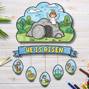 Puede incluir: Una colorida manualidad con temática de Pascua que presenta una escena en forma de nube con un ángel, una tumba y el texto "HE IS RISEN". Debajo, colgantes con forma de huevo representan figuras y símbolos religiosos. La manualidad está diseñada con un estilo dibujado a mano.