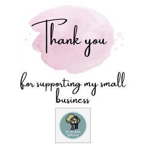 Puede incluir: Gracias por apoyar mi peque&ntilde;o negocio. Un fondo de acuarela rosa con el texto "Gracias" en negro. Un logotipo con una casa en el &aacute;rbol y el texto "The Printable Hideaway" en un c&iacute;rculo azul.