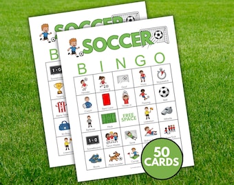 Könnte beinhalten: Zwei weiße Fußball-Bingo-Karten mit grünem Text und Illustrationen von Fußball-bezogenen Gegenständen. Die Karten haben einen grünen Kreis mit der Aufschrift "50 KARTEN". Der Hintergrund ist grünes Gras.