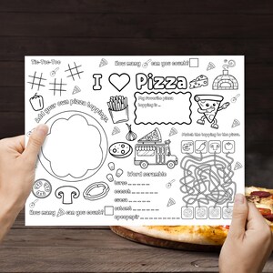 Puede incluir: Una hoja de actividades imprimible en blanco y negro con tem&aacute;tica de pizza. La hoja incluye un juego de tres en raya, un laberinto de ingredientes para pizza, una sopa de letras y una secci&oacute;n para agregar tus propios ingredientes para pizza. El texto en la hoja dice "Me encanta la pizza".