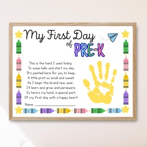 Könnte beinhalten: Ein gerahmter Druck für die Vorschule mit dem Text "My First Day of PRE-K". Der Druck enthält einen gelben Handabdruck, ein Gedicht und bunte Buntstiftillustrationen. Der Rahmen ist hellbraun.