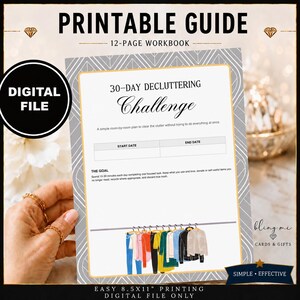 Könnte beinhalten: Ein 12-seitiges druckbares Arbeitsbuch mit dem Titel Printable Guide 30-Day Decluttering Challenge. Die digitale Datei zeigt einen grauen geometrischen Rand, einen Bereich für Start- und Enddaten sowie eine Grafik mit Kleidung auf Kleiderbügeln.