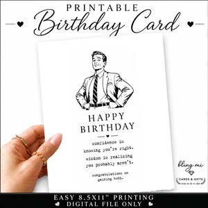 Op de afbeelding: Een witte, printbare verjaardagskaart met een zwart-witte illustratie van een man in een pak. De tekst luidt: HAPPY BIRTHDAY, confidence is knowing you're right. wisdom is realizing you probably aren't. congratulations on gaining both.