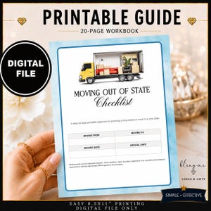 Op de afbeelding: Een 20-pagina tellend printbaar werkboek getiteld Moving Out of State Checklist. Het document bevat een afbeelding van een gele verhuiswagen, een tabel voor het bijhouden van verhuisdata en locaties, en tekst voor het plannen van een langeafstandsverhuizing.