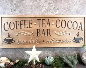 Könnte beinhalten: Ein Holzschild mit dem Text "COFFEE - TEA - COCOA - BAR" und den Worten "open daily - self service" in einer kursivschriftlichen Schriftart. Das Schild hat zwei stilisierte Kaffeetassen mit Dampf, der aus ihnen aufsteigt.