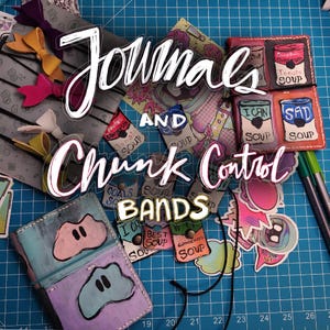 Może przedstawiać: Kolekcja ręcznie robionych czasopism i akcesoriów, w tym kolorowe opaski, naklejki i notatniki w skórzanej oprawie. Obraz zawiera tekst "Journals and Chunk Control Bands" w fantazyjnej czcionce z różnymi ilustracjami.