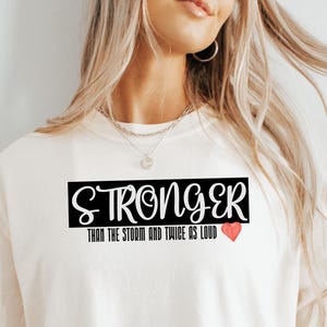 Camiseta unisex con frase divertida, "Más fuerte que la tormenta y el doble de ruidoso", camiseta con cita sarcástica y humorística, camiseta informal y atrevida.