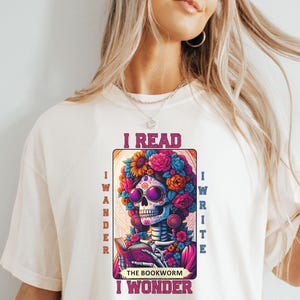 Camiseta con estampado de tarot y colores cómodos de chica literaria, top de Dark Academia Bookish, camiseta de lectora salvaje, camiseta del club de lectura de brujas