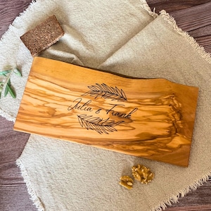 Personalized Olive Wood Cutting Board – Rustic Live Edge Cheese Board – Wedding or Anniversary Gift – Handmade in Italy