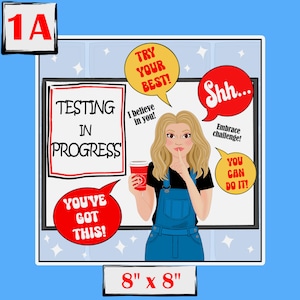 Può includere: Adesivo quadrato con un'illustrazione a cartoni animati di una donna in tuta blu che tiene una tazza rossa. Il testo include "Testing in Progress". L'adesivo misura 20,3 cm x 20,3 cm.