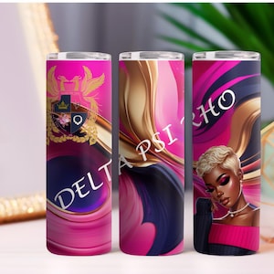 Può includere: Tre bicchieri isolanti rosa e oro con la scritta "DELTA PSI RHO". Un bicchiere presenta uno stemma, un altro ha un design astratto e il terzo ha un'illustrazione di una donna con i capelli biondi corti.