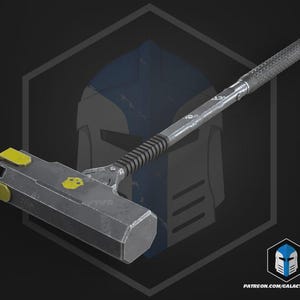 Puede incluir: Un martillo futurista gris y amarillo con un mango negro texturizado. La cabeza del martillo tiene detalles amarillos y un pequeño emblema. El mango es largo y cilíndrico, con una tapa amarilla en el extremo. El fondo es oscuro con un gráfico de casco.