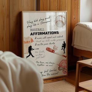 Pode incluir: Uma impressão emoldurada com tema de beisebol, com ilustrações de equipamentos e jogadores. O texto inclui frases motivacionais como "Play bold, play proud, play like a Champion!" e "Baseball Affirmations".