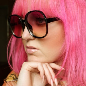 Oversized 70s sunglasses Black frames & retro 80s tinted ombre lenses FARAH image 1