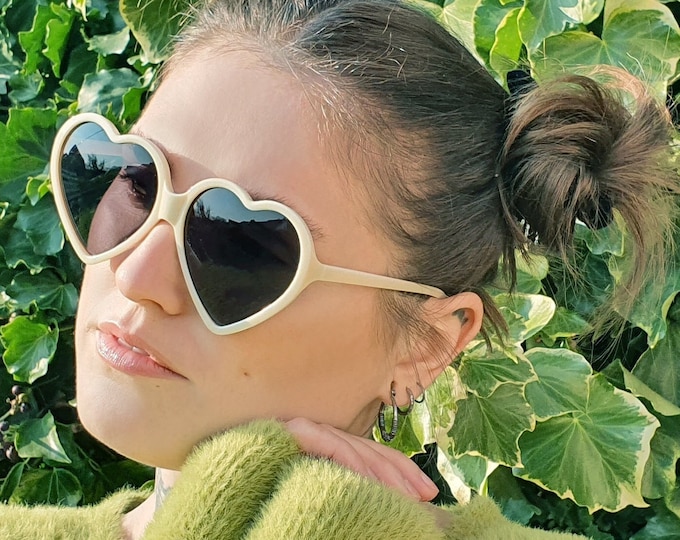 Oversized 70s heart sunglasses - 90s retro cream black yellow - DAISY