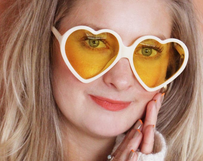 Oversized 70s heart sunglasses - 90s retro cream yellow tinted lenses - DAISY