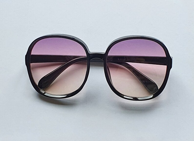 Oversized 70s sunglasses Black frames & retro 80s tinted ombre lenses FARAH image 6