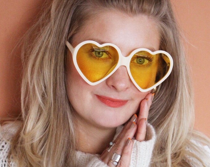 Oversized 70s heart sunglasses - 90s retro cream yellow tinted lenses - DAISY