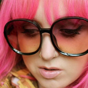 Oversized 70s sunglasses Black frames & retro 80s tinted ombre lenses FARAH image 4