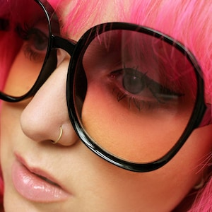 Oversized 70s sunglasses Black frames & retro 80s tinted ombre lenses FARAH image 3