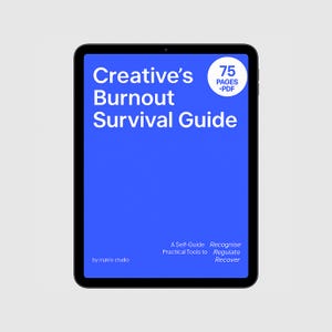 Peut inclure: Une tablette numérique affiche un écran bleu avec du texte blanc : "Creative's Burnout Survival Guide." Un cercle en haut à droite indique "75 PAGES -PDF." Le bas de l'écran affiche "A Self-Guide, Practical Tools to, by makio studio."