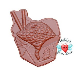 Op de afbeelding: Een bruine plastic mal van een Chinees afhaalbakje met eetstokjes en een gefrituurde rijstbal erin. De mal is voor het maken van chocolade of andere eetbare lekkernijen.