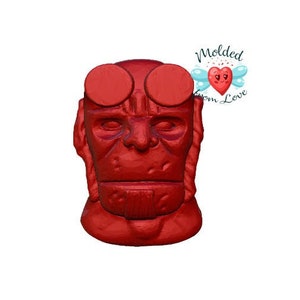 Puede incluir: Figurita de plástico roja de un personaje con una cabeza grande, que lleva un par de gafas protectoras. El personaje tiene una nariz grande y una boca ancha. La figurita es un modelo impreso en 3D.