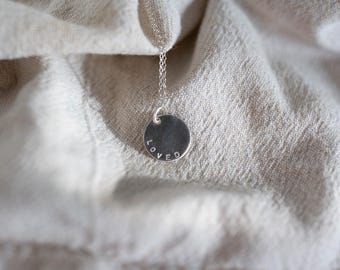 Collana in argento sterling riciclato con incisione a mano e ciondolo personalizzato con parola