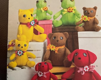 Molde de costura Simplicity 8442: Bichinhos de feltro de pelúcia - Sapo, Urso, Gato, Cachorro