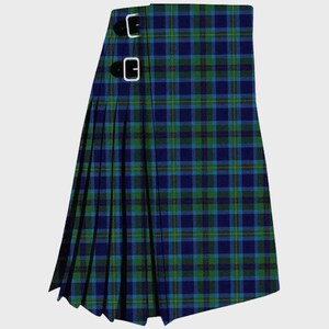 Könnte beinhalten: Ein blauer, grüner und gelber Tartan-Kilt mit zwei schwarzen Schnallen.