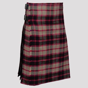 Peut inclure: Un kilt traditionnel avec un motif écossais noir, rose et gris. Le kilt est doté d'une sangle en cuir avec des boucles.