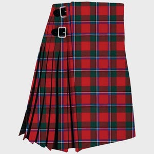 Puede incluir: Un kilt de tartán rojo, verde y azul con hebillas negras. El kilt está plisado y tiene un borde con flecos.