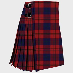 Puede incluir: Un kilt de tartán rojo y azul con pliegues y hebillas. El kilt está hecho de un tejido tejido y tiene un diseño escocés tradicional.