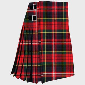 Puede incluir: Un kilt de tartán rojo, verde y negro con pliegues y hebillas.