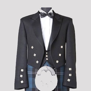 Puede incluir: Chaqueta negra formal con camisa blanca, pajarita negra y kilt a cuadros azul y negro. La chaqueta tiene botones cuadrados plateados y un chaleco a juego. Un sporran blanco cuelga del kilt.
