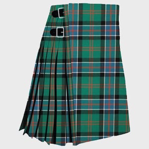Puede incluir: Un kilt verde a cuadros con un patrón escocés clásico con líneas negras, azules y rojas. El kilt tiene pliegues y dos correas de cuero con hebillas plateadas. Prenda tradicional.