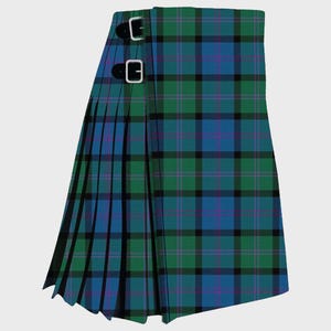 Könnte beinhalten: Ein traditioneller Kilt in einem lebendigen Tartanmuster, mit Blau-, Grün- und Schwarztönen. Der Kilt hat ein plissiertes Design und wird mit zwei Lederriemen und silbernen Schnallen befestigt. Ein klassisches schottisches Kleidungsstück.