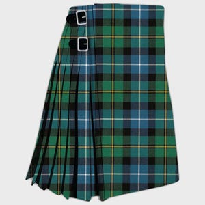 Könnte beinhalten: Ein grüner, blauer und schwarzer karierter Kilt mit schwarzen Schnallen.