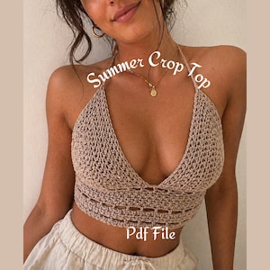 Può includere: Crop top all'uncinetto beige con design all'americana. Il top presenta uno scollo a V e un motivo traforato dettagliato. Il testo "Summer Crop Top" e "Pdf File" è visualizzato sull'immagine.