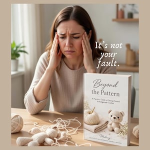 Może przedstawiać: Kobieta trzymająca się za skronie z napisem „To nie twoja wina”. Na stole książka zatytułowana „Beyond the Pattern”, a także materiały do szydełkowania i mały pluszowy miś.