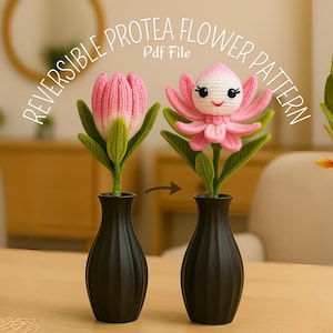 Puede incluir: Dos jarrones negros sostienen cada uno una flor de protea de ganchillo. Uno está cerrado, el otro abierto con una cara sonriente. Las flores son rosas y blancas con hojas verdes. El texto superior dice "REVERSIBLE PROTEA FLOWER PATTERN PDF File".