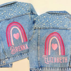 Gepersonaliseerde jeansjasje voor meisjes met roze regenboog, geborduurd jasje, roze cadeaus voor kleine meisjes, babyjeansjasje, valentijnscadeau