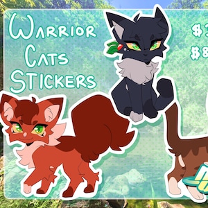 Op de afbeelding: Drie cartoon kattenstickers met groene ogen en verschillende vachtkleuren. De stickers zijn gelabeld "Warrior Cats Stickers". De achtergrond is een blauwgroene kleur met een groene en bruine rand. De stickers zijn van "Mai Galaxy".